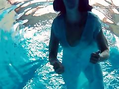 Piyavka Chehova swims naked in the sunny leon fuck by lun and strips