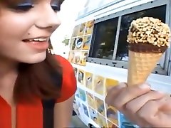 ice cream truck nastolatek uczennica w golfy otrzymuje połowę