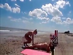 seksowna blond nimfomanka pieprzy się z nieznajomymi na plaży