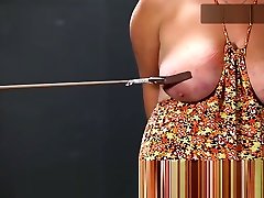 une fille en forme avec des blcked butt en silicone dans la scène du casting menagis di rogol