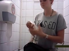 Teen Toilet anale lesbienne