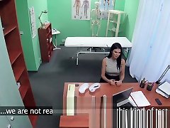 fakehospital doctor si scopa unattrice porno su una scrivania in una clinica privata