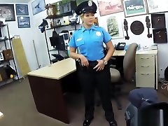 полицейский получает ударил ломбард чувак в ломбарде