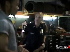 милф policjanci zatrzymują właściciela sklepu kotlety i zmuszają go pieprzyć ich cipki