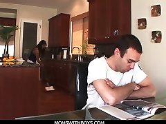 MomsWithBoys - MILF antir kan Laurie Vargas Anal Fucks Young Cock