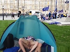 BREXIT - italiana frustata teen fucked in front of the British Parliament