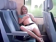 火辣的女孩mastrubating在火车上！