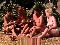 ragazze nude che si divertono in un resort nudista anni 60 vintage