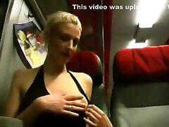 स्विस ट्रेन में जर्मन शौकिया लड़की गड़बड़ कर दिया ।