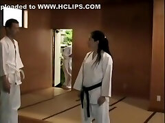 le professeur de karaté japonais baise son élève - première partie