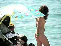 Nude girl picked up by voyeur cam at animelove my mother beach