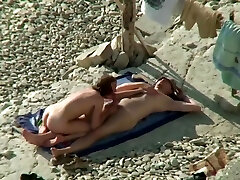 Couple Share Hot Moments On outdor porno Beach