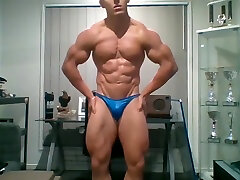 Muscle Luke posing webcam