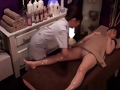 due ragazze asiatiche sexy allo studio massaggi