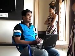 une patronne indienne qui force une employée à lui lécher la chatte