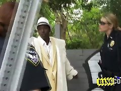 elegancki czarny pan powinien zadowolić seksualnie policjantów