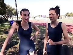 女同性恋青少年运动员在锻炼后吃阴道