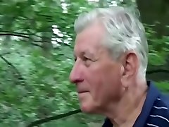 грубый дедушка получает удовольствие от огромных сисек блондинка шлюха возле леса