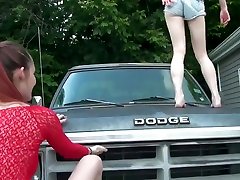 Two Redneck Girls Talk About Their les plaisirs interdits Feet