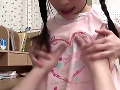 热年轻的Petite日本青少年萝莉搞砸在混合的制服