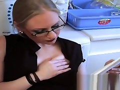 Lesbiennes matures francaises se masturbent dans la cuisine