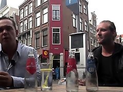 holandés prostituta chupa turístico en luces rojas