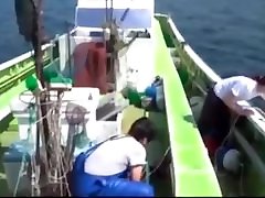 Fisherman Shows Dick Fucks femmes salopes Babe In Boat Trip
