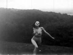 fille et femme nue à lextérieur-action au ralenti 1943