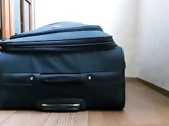 suitcase struggling 02