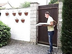 Pizza delivery guy gets his viddya balam sucked