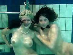 Bouncing ngentot saat di pijat lesbians Katka and Barbara underwater
