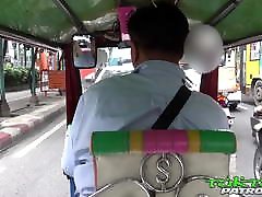 tuktukpatrol, petite thai teen schleift ihren haarigen biber