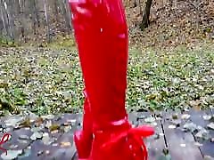 Lady L pilladas ivanka modelo walking with extreme red boots in forest.
