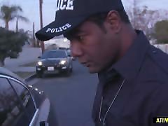 брюнетка наслаждается большой черный член полицейского