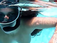 seksowna laska diana kalgotkina pływa nago w basenie