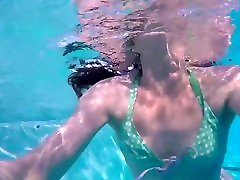 Keri Berry公共闪烁的成人游泳在私人高级视频
