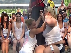 amateur filles obtention nu pour humide t-shirt contest à une nudist resort festiva