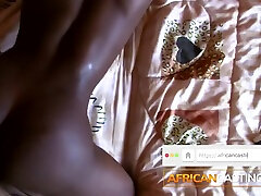 hermosa africana adolescente chupando blanco mans polla en falso casting