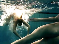плавающие голые и возбужденные раздевающиеся подростки в бассейне
