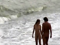 Totalmente desnuda mom and sistar sleeping sex en espía de la playa