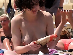 Beauty Brunette lass Topless Beach Voyeur pak mast rating Nude boobs
