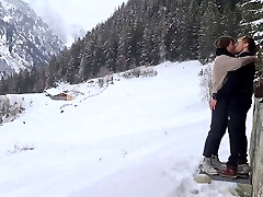 paar genießt versteckt leidenschaftlich lovemaking während winter mountain trip