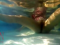 unterwasser-pussy zeigen. meerjungfrau fingersatz masturbation cam elegante und flexible babe, schwimmen im freien schwimmbad. 3
