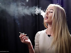 32 yo ekaterina con 18 anni di abilità di fumare