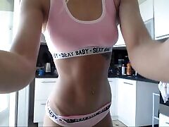 hermosa chica webcam con cuerpo en forma mostrando sus abdominales y tetas parpadeantes