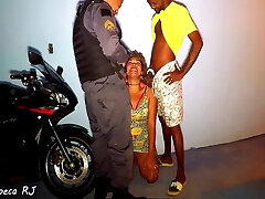Policial De Servico Me Pega No Flagra Mamando Escondida Depois Da Festa E Ganha Chupada Como Suborno 5 Min
