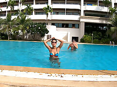 kurvige thailändische freundin liebt einen guten fick nach einem nachmittagsschwimmen im pool