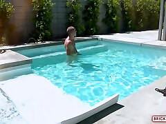 Maddison Haze - Relaxing nackte sauna In The Pool