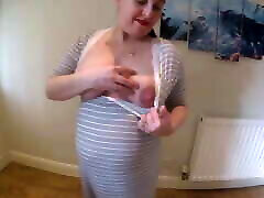 ciężarna żona robi striptiz w sukience ciążowej