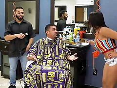 esposa latina con botín se folla al barbero
